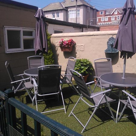 Olivers Strickley Over 35 Years Only Blackpool Extérieur photo