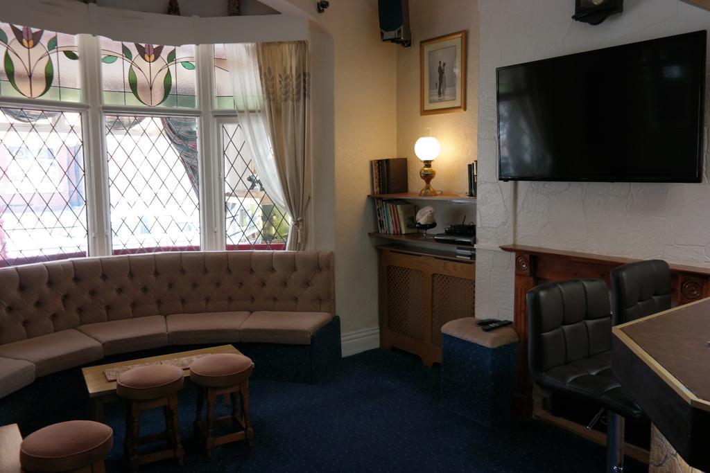 Olivers Strickley Over 35 Years Only Blackpool Extérieur photo