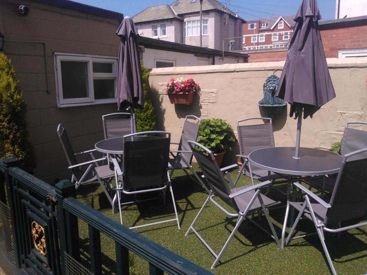 Olivers Strickley Over 35 Years Only Blackpool Extérieur photo